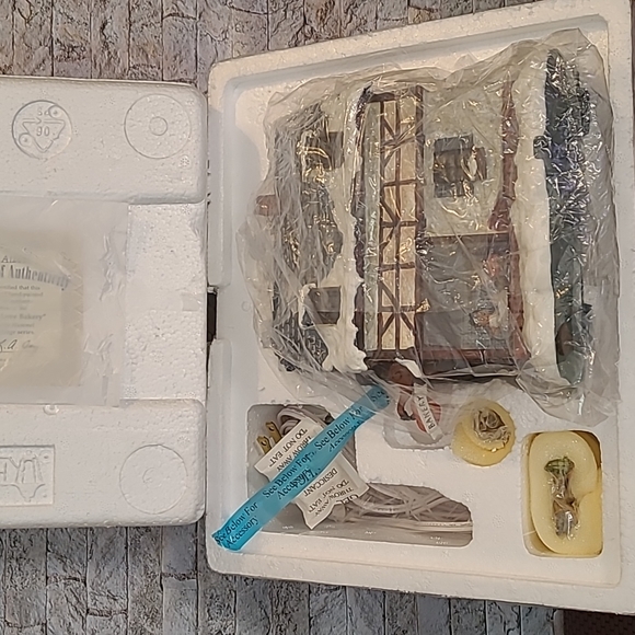 2003 Hawthorne Village "Made With Love Bakery" Christmas Series - Picture 13 of 13